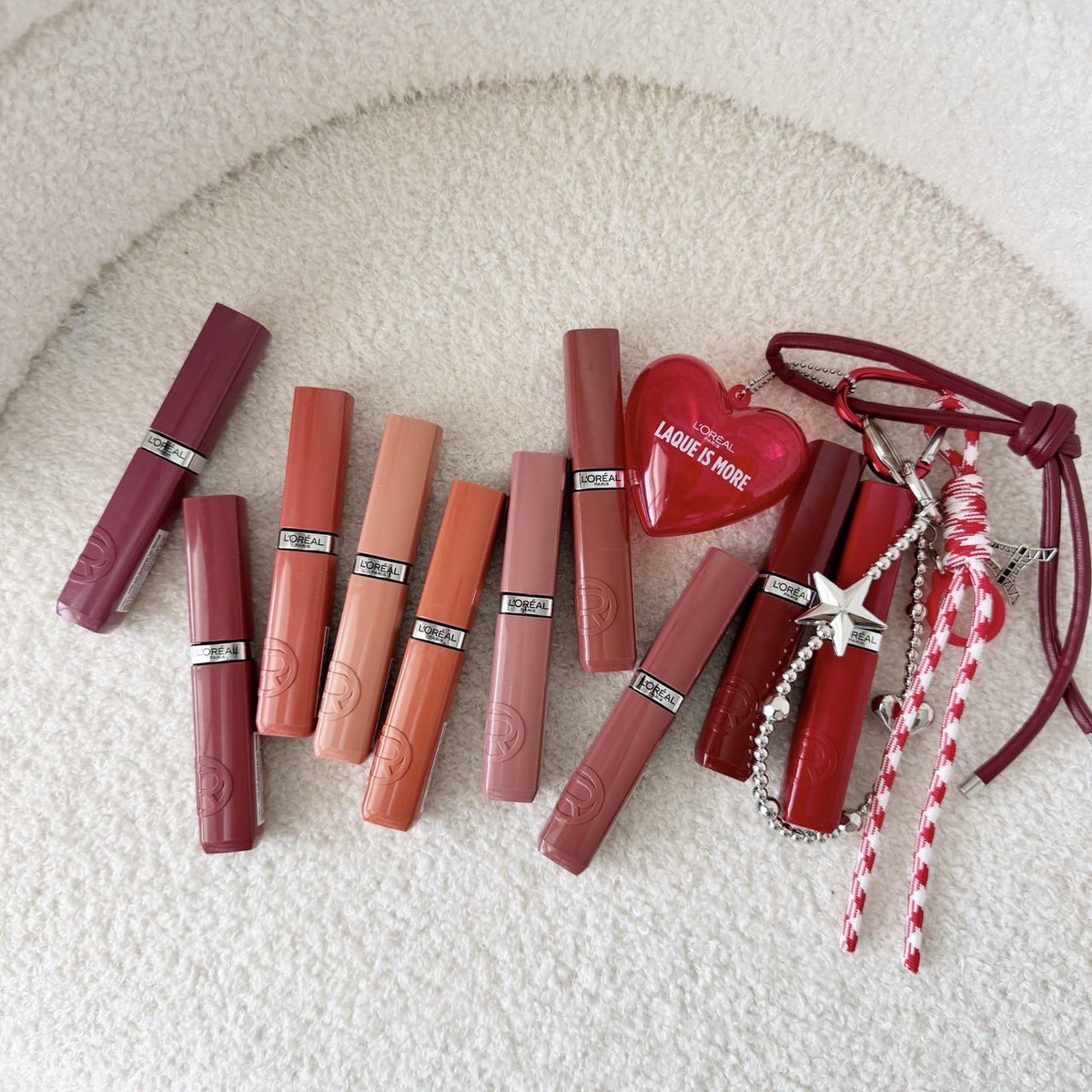 Viviennewonder's tweet image. L’Oreal Paris ไม่เคยให้เราพัก ชีมาแล้ว อินฟอลลิเบิล แลค ริซิสแทนซ์ ลิป เนื้อฉ่ำวาว 10 เฉดสีสวย ติดทนแบบขั้นสุด 16 ชั่วโมง!!  กินข้าวกินน้ำไม่มีหลุด ทนแบบสีทาบ้านยังร้องไห้ 🤣 ชีเนื้อลื่น เม็ดสีแน่น เกลี่ยง่าย คือกลายเป็นลิปแท่งโปรดไปเลย…