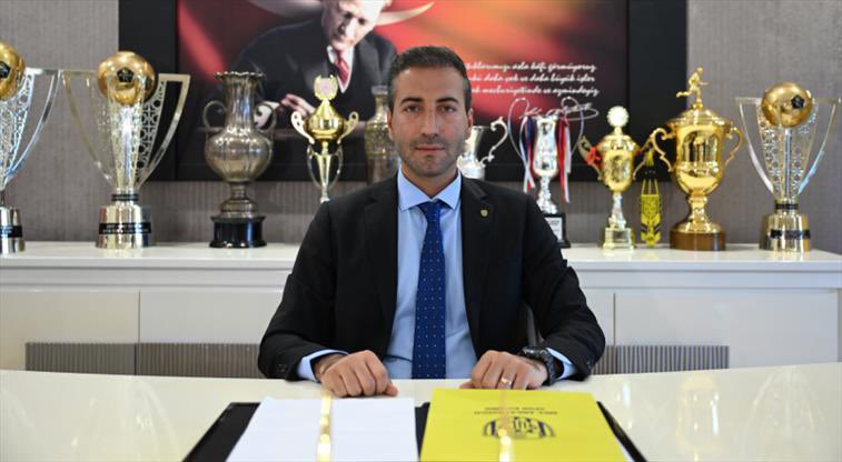 🔸Kesinlikle önceliğimiz transfer yasağını kaldırmak değil. Önceliğimiz iç huzur, oyuncu ve personel maaşlarını ödemek.

🔸Eğer futbolcularımıza ciddi teklifler gelirse oturur değerlendiririz. Efkan Bekiroğlu, hocamızın planları arasında olabilir. Bazı yabancılarımızı satıp,