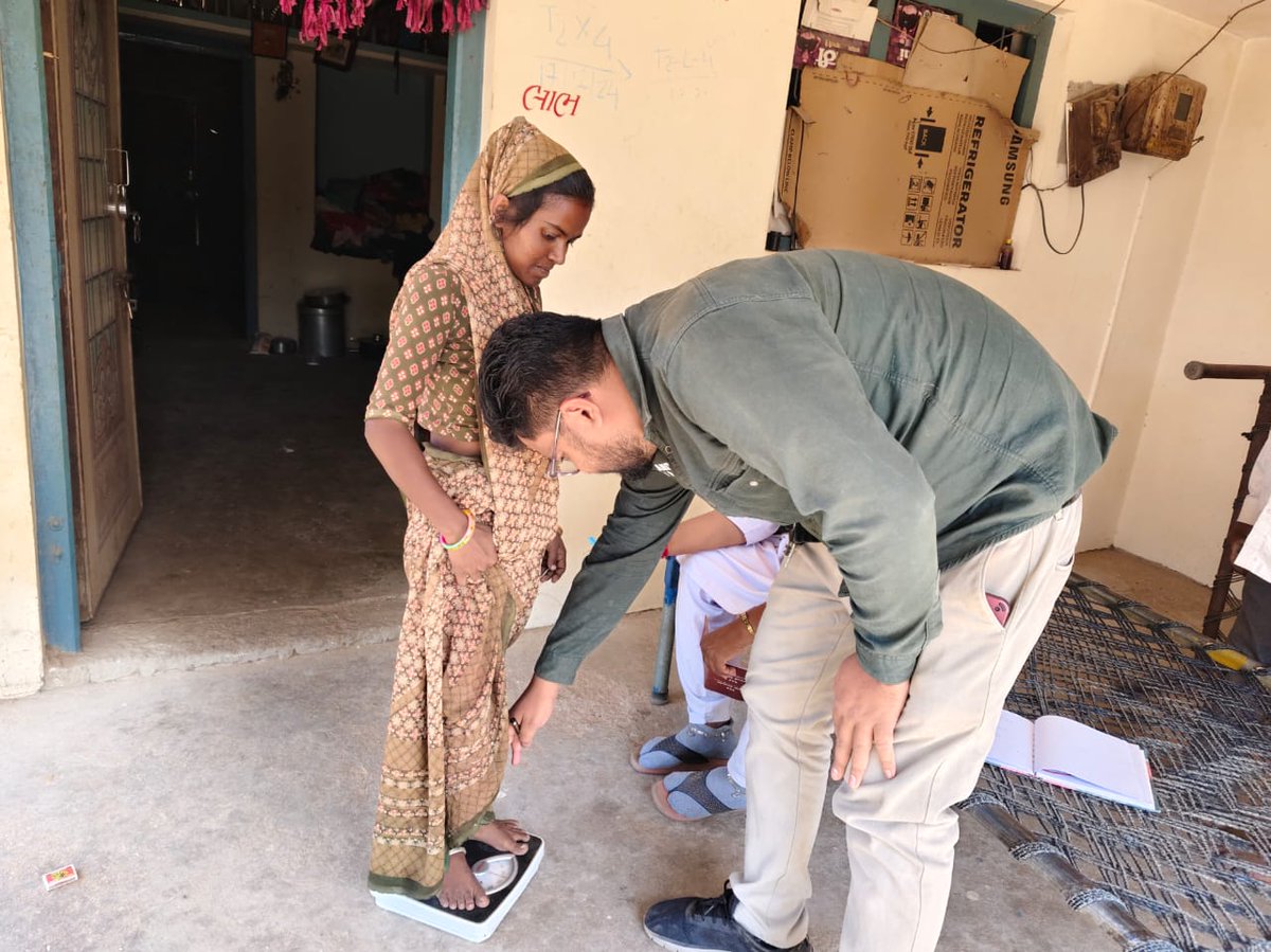 DharapurSbcc's tweet image. આયુષ્માન આરોગ્ય મંદિર ધારાપૂર ખાતે જોખમી સગર્ભા માતાની મુલાકાત , પોરાનાશક કામગીરી અને ટી.બી.પેશન્ટ ની વિઝીટ કરવામાં આવી..આભાર 
AAM - DHARAPUR 
PHC- CHITRODA 
TA-IDAR