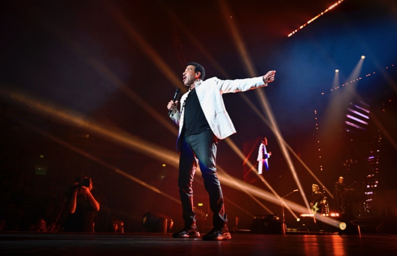 🕺 <a href="/Harley__Young/">Harley Young</a> partied All Night Long with <a href="/LionelRichie/">Lionel Richie</a> last night at <a href="/TheCoopLive/">Co-op Live</a>
 - read the review and grab final tickets for tonight's show 🗞️ 🎟️
confidentials.com/manchester/rev…