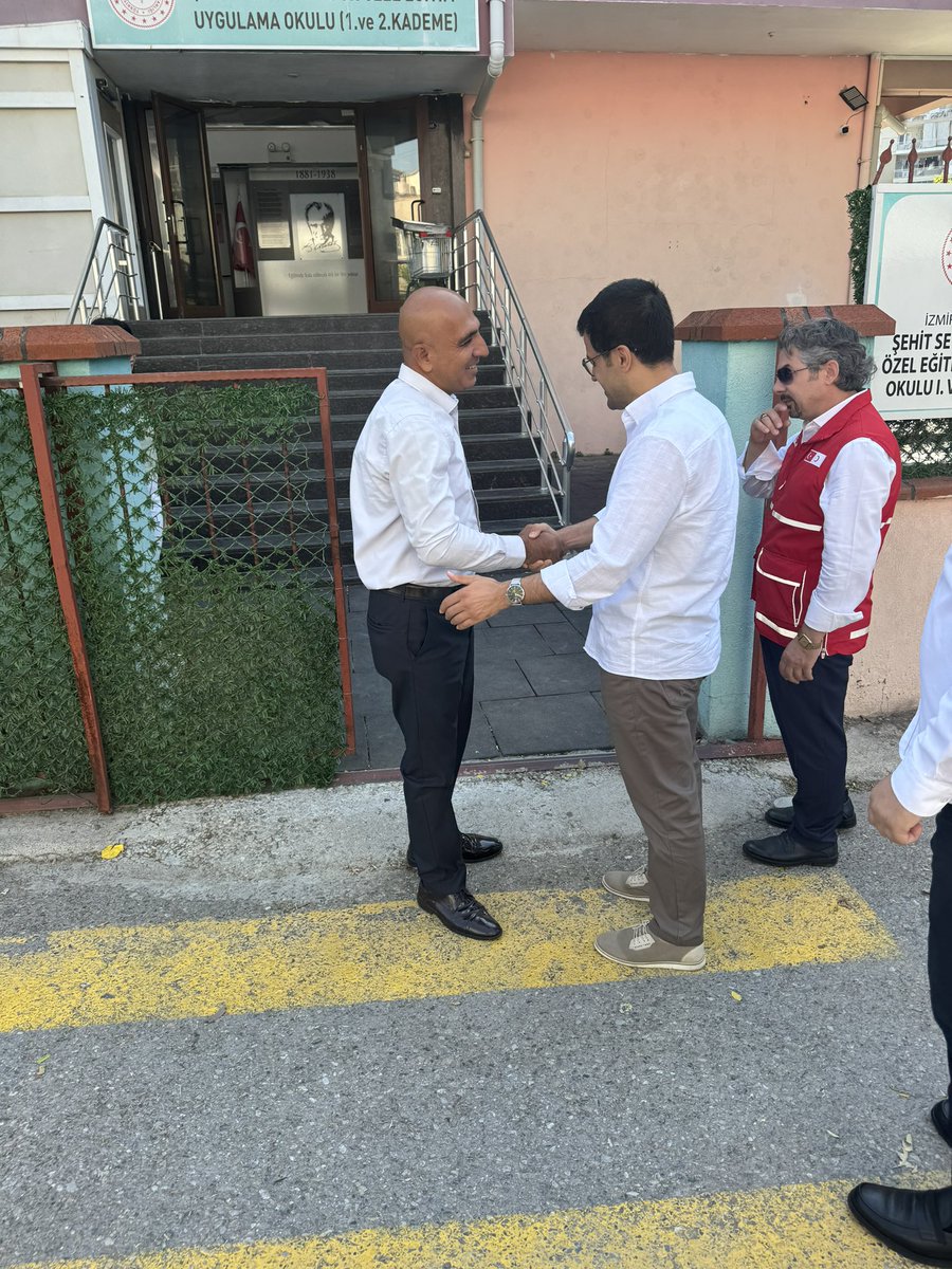 Hayatımda aldığım en kıymetli hediyelerden bir tanesini bugün aldım.  

Osmangazi Mahallemizde faaliyet gösteren Şehit Sevda Güngör Özel Eğitim Uygulama Okulundaki engelli evlatlarımız ve fedakar aileleri bizleri manevi baba olarak ilan edip hediye takdiminde bulundular, mahcup