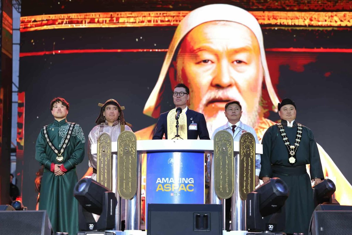 Хотын дарга ажил ихтэй байж болноо. Гэхдээ Монгол улсыг зориод ирсэн ирсэн JCI байгууллагын Ази, номхон далайн бүсийн улс орнуудын 5000 орчим зочдын өмнө ажлын дүрэмт хувцсаа ажил хэрэгч хувцсаар сольчиход яах вэ дээ. Нямбаатарын биш Монгол улсын нэр л олон улсад гарна даа.