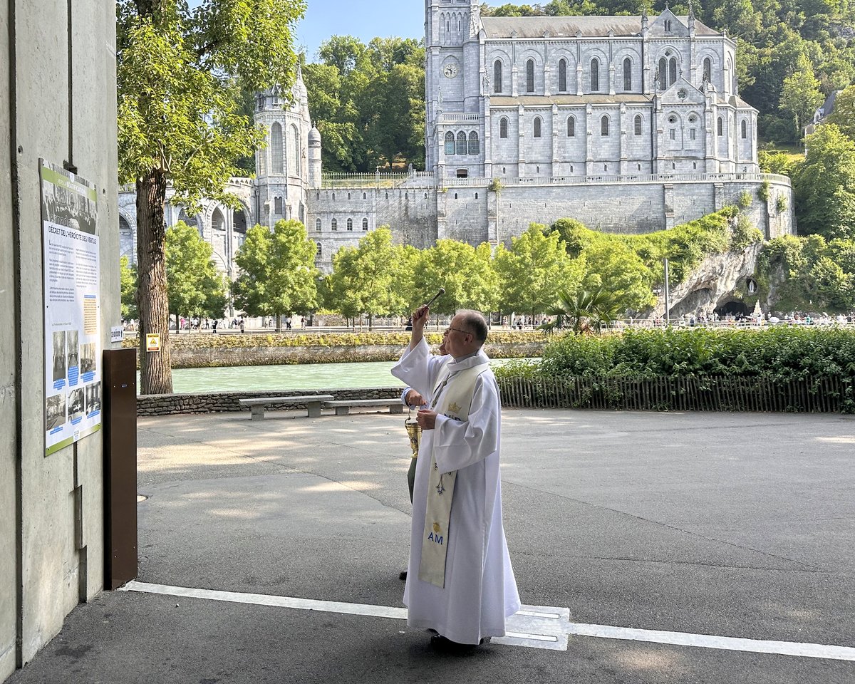 Sanctuaire Notre-Dame de Lourdes tweet media