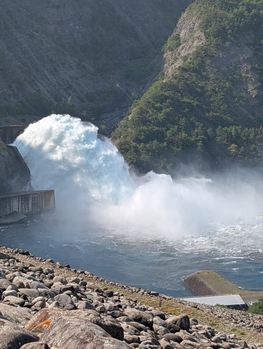 EDF Hydro (@edf_hydro) on Twitter photo Impressionnant, non ? 🌊 C'est un aperçu de l'essai d’ouverture de l’évacuateur de crue du barrage de Serre-Ponçon ! <a href="/EDF_RegionSud/">EDF en Provence Alpes Côte d’Azur</a>
Le débit de 180 m3/sec se transforme en panache d'eau montant haut dans les airs et retombant en douceur grâce à un virage en béton appelé « Impressionnant, non ? 🌊 C'est un aperçu de l'essai d’ouverture de l’évacuateur de crue du barrage de Serre-Ponçon ! <a href="/EDF_RegionSud/">EDF en Provence Alpes Côte d’Azur</a>
Le débit de 180 m3/sec se transforme en panache d'eau montant haut dans les airs et retombant en douceur grâce à un virage en béton appelé «