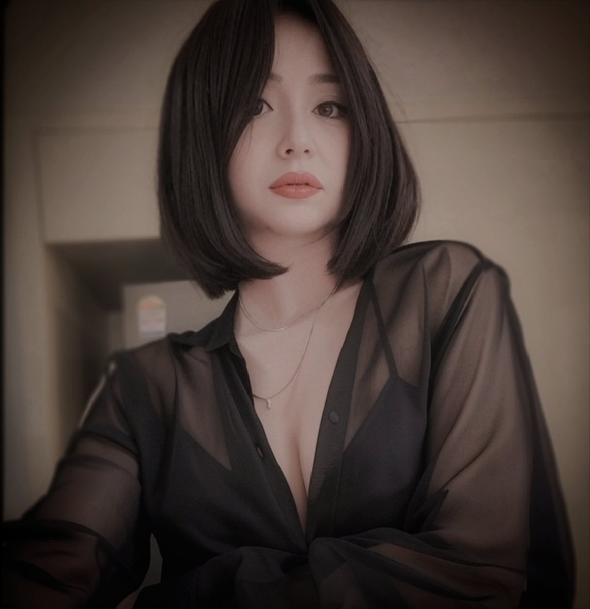 어둠속에 있거나 아주 밝고 평편적인 빛 아래 있을 때 (아날로그로든 디지털로든) 제일 봐줄만한 이유는 어저씨의 못난 디테일들이 숨겨지기 때문인듯 #여장 #CD #시디 #crossdresser #女装 #男の娘