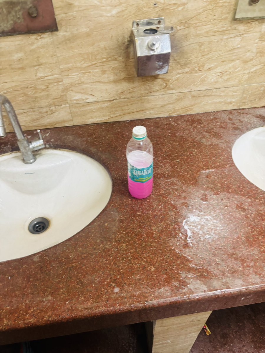 Mrpanwar_'s tweet photo. Requesting @DCP_DelhiMetro kindly look into this condition of washroom Kashmiri Gate kindly provide at least minimum cleanliness.. https://t.co/hf2dVhMbYt