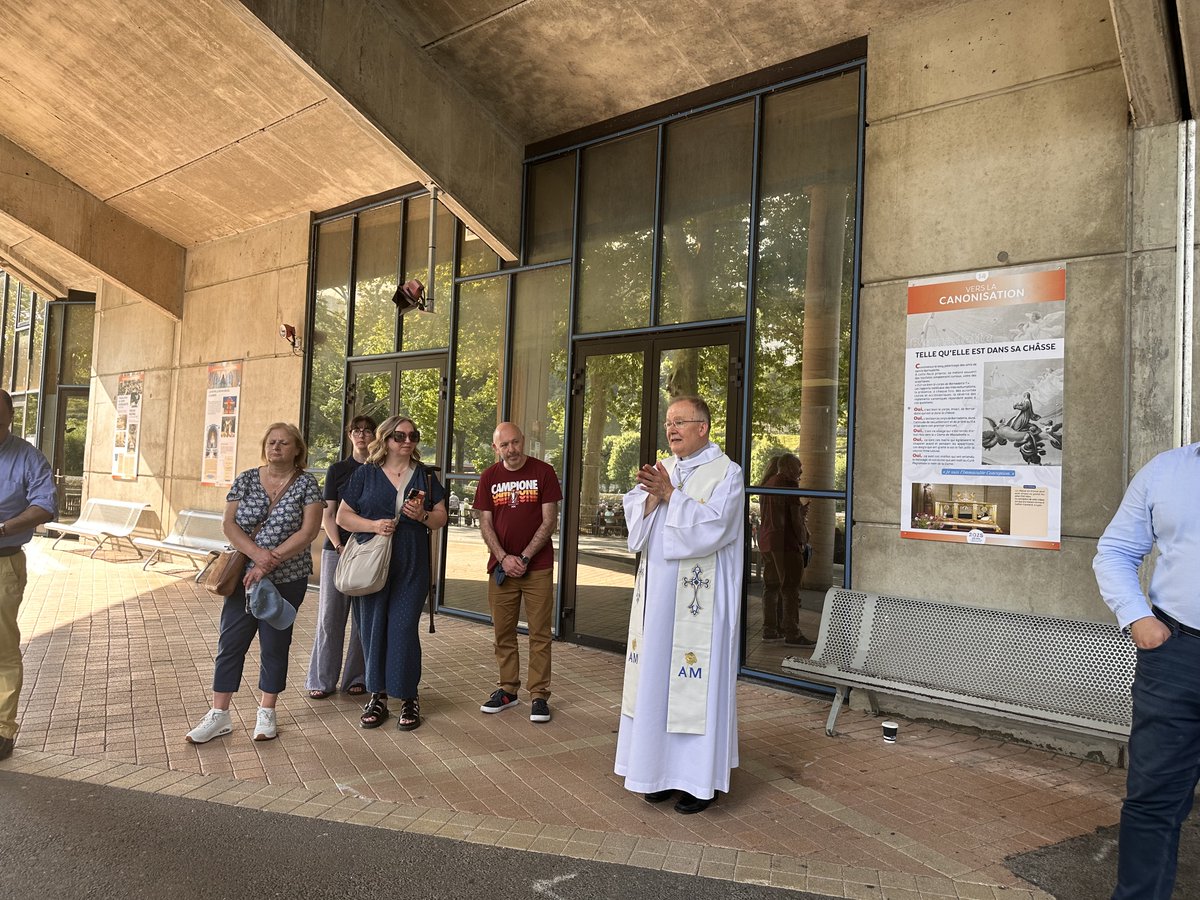 Hier, le recteur du Sanctuaire, le Père Michel Daubanes, a béni l'exposition « Bernadette bienheureuse ». 🙏

Cette exposition, proposée aux pèlerins de la cité mariale par les Sœurs de Nevers, est à découvrir sur les façades de l'église Sainte-Bernadette, face à la Grotte.