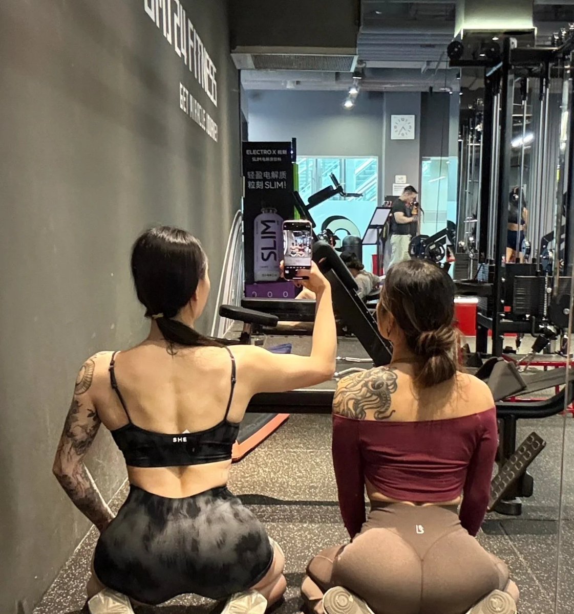 舔腋下舔屁眼舔后背想舔哪个就哪个
#反差婊 #健身婊 #腋下