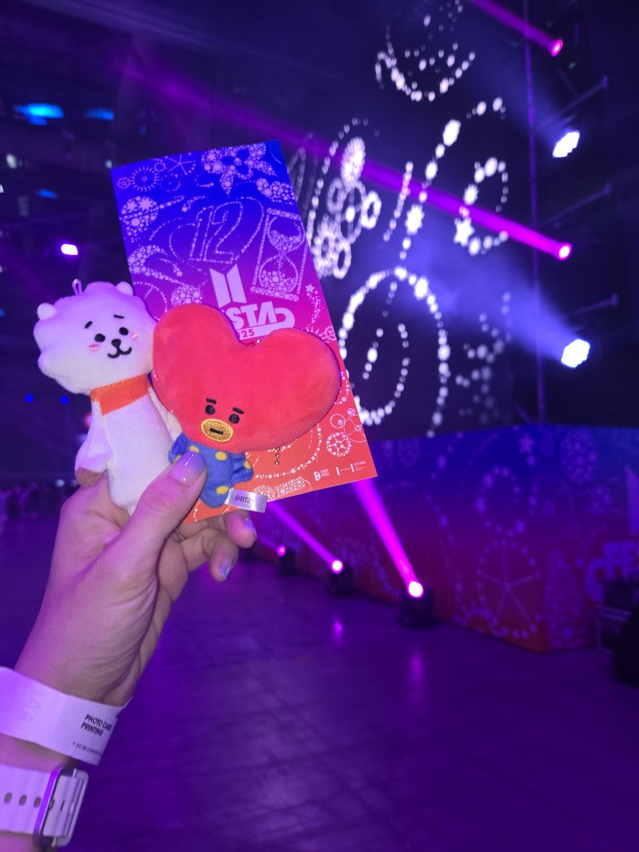 NksY23's tweet photo. BTS FESTA 初参戦
とてつもない戦いでした...
💜🎶𝐀𝐑𝐌𝐘🎶💜達から並んでる時にソンムル🎁いただきました!素敵ですね👏会場入ってからもソンムル🎁
国籍関係ないです！日本語通じないけど心が通じてます✨ https://t.co/04DuDy83k6