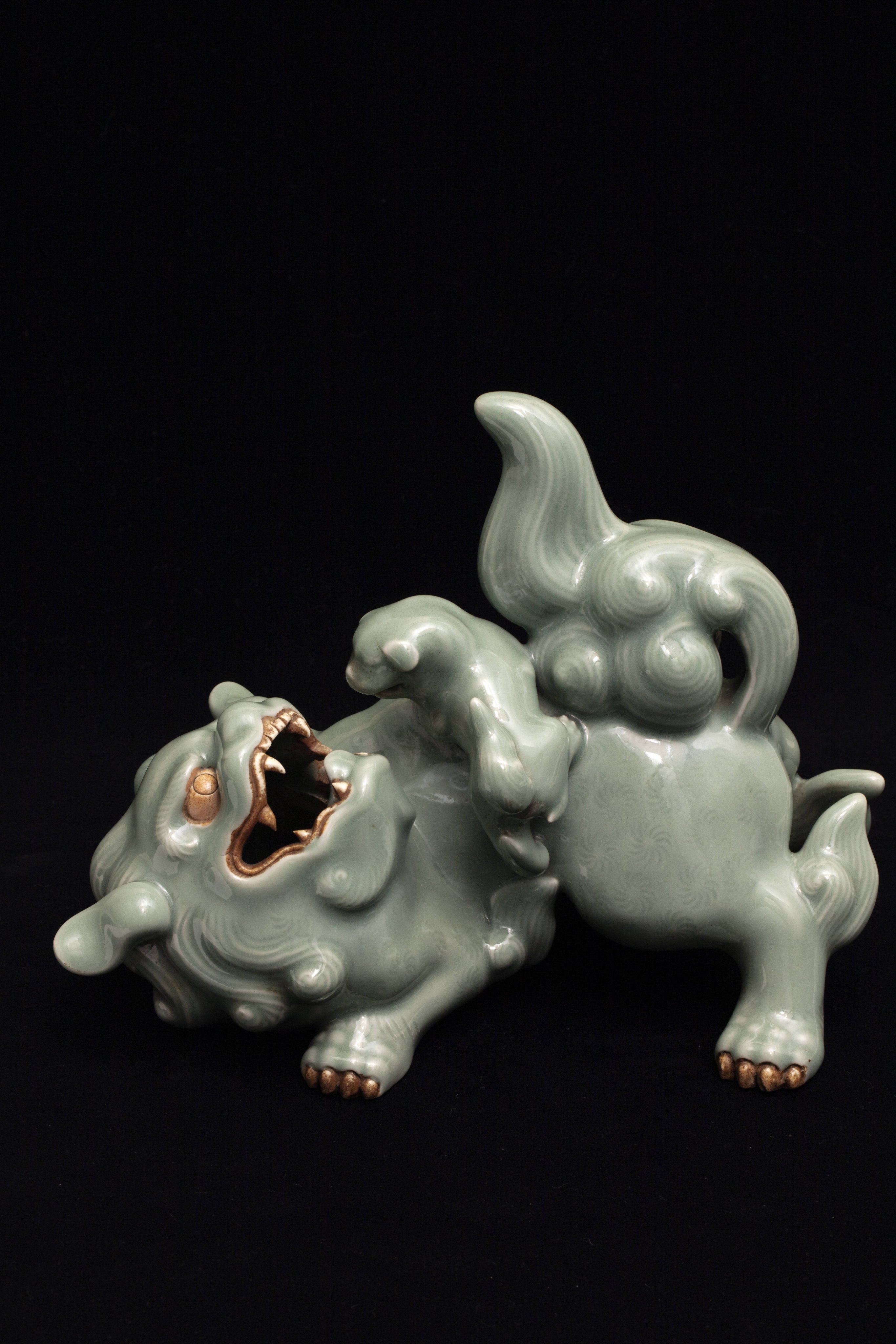 中国美術 粉彩花蝶図 蓋物 直径12.9cm 東①H5-0201②タサニ