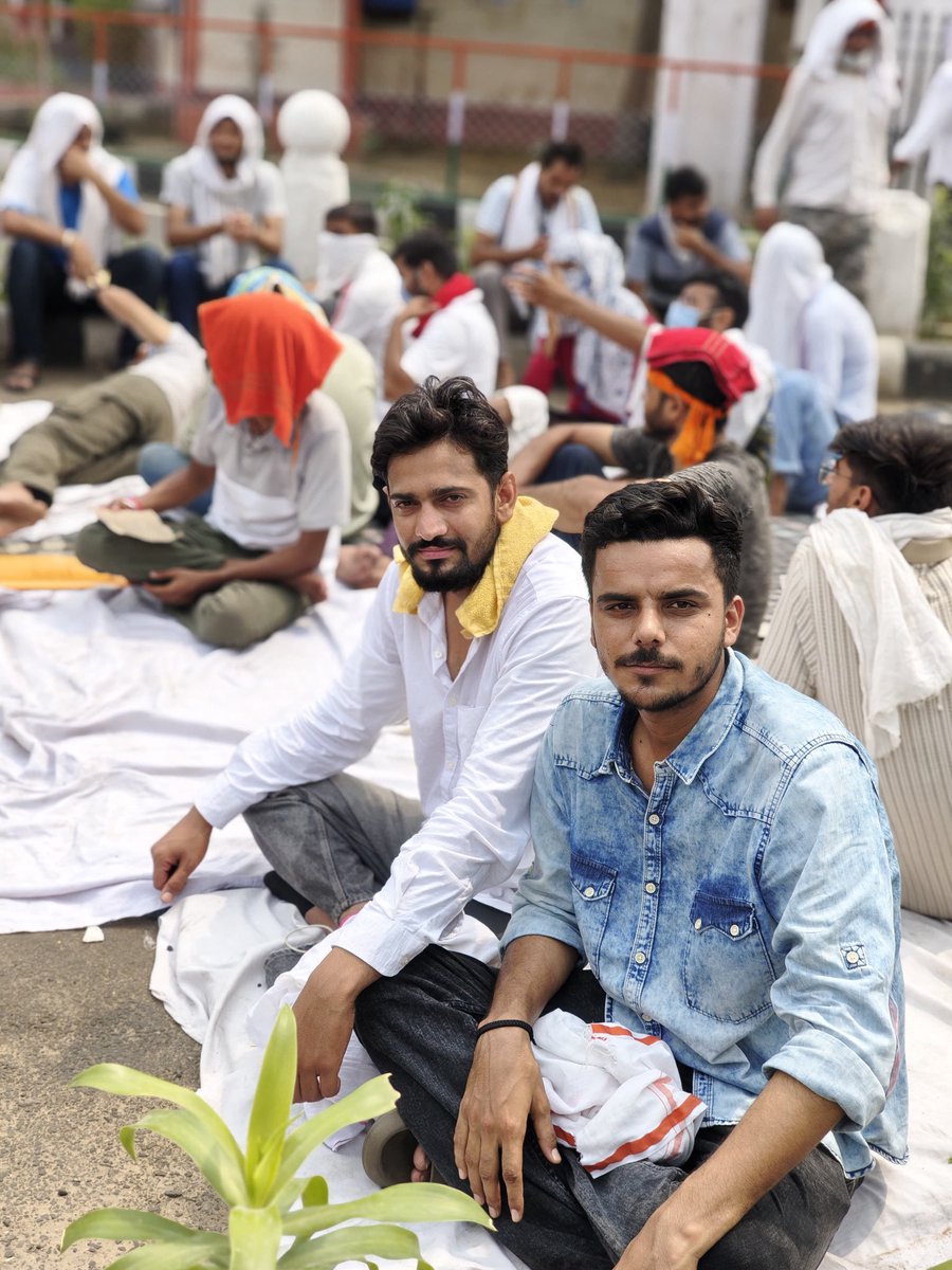 आमरण अनशन जारी है॥
वहीं जोश वहीं जज्बा ✊🏻
दोपहर 3 बजे, धरनास्थल राजस्थान विश्वविधालय॥
#RASMAINSPOSTPONE 
#RAS_MAINS_स्थगित_करो