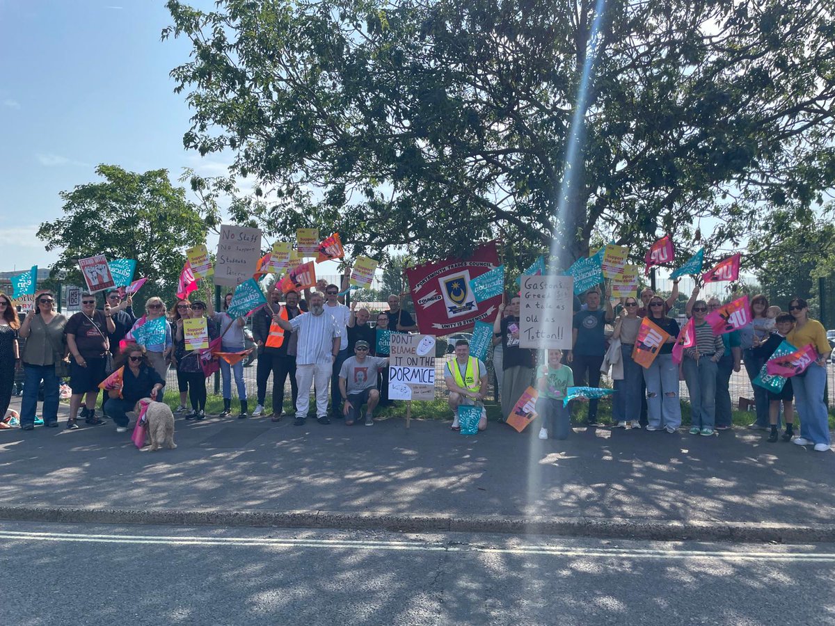SouthEastNEU's tweet image. Solidarity with Havant and South Downs College members striking today in defence of jobs @NEUnion @DanielKebedeNEU
