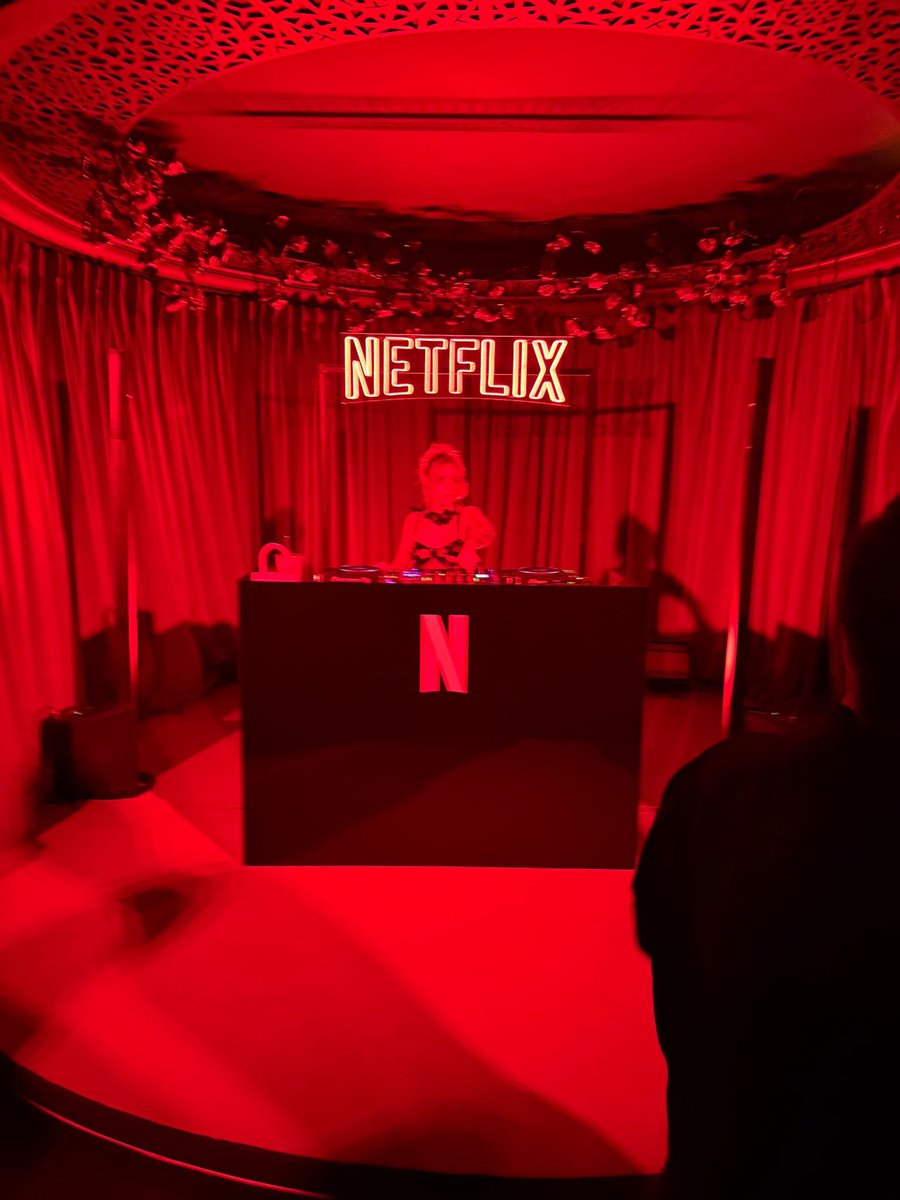 Grupo ADM (@grupoadmtv) on Twitter photo 🎉 Orgullosos de haber acompañado a @netflixES en la celebración de sus primeros 10 años en España.
🎬 Nuestro director general, <a href="/gustavofaguilar/">Gustavo Fuentes</a> , estuvo presente en la gala del aniversario. ¡Enhorabuena y a por muchos más éxitos!
#10AñosNetflixEspaña #GrupoADM #Audiovisual 🎉 Orgullosos de haber acompañado a @netflixES en la celebración de sus primeros 10 años en España.
🎬 Nuestro director general, <a href="/gustavofaguilar/">Gustavo Fuentes</a> , estuvo presente en la gala del aniversario. ¡Enhorabuena y a por muchos más éxitos!
#10AñosNetflixEspaña #GrupoADM #Audiovisual
