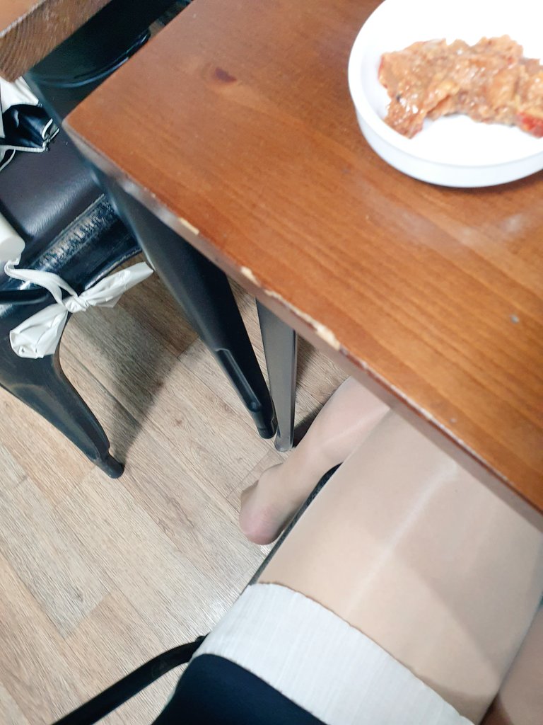 아저씨들 틈바구니에서 술한잔하러 왔는데 뒤통수가 따갑다 ㅋㅋ