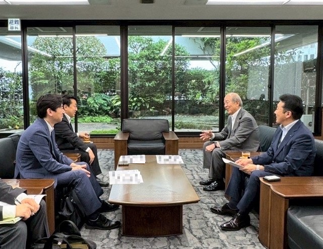 6月11日、斎藤副大臣は、宮城県のアイリスオーヤマ株式会社を訪問しました。

訪問では、大山会長より、国内外に広く展開される事業概要及び現下の米国関税措置の与える影響や、地域経済への貢献についてご紹介いただきました。