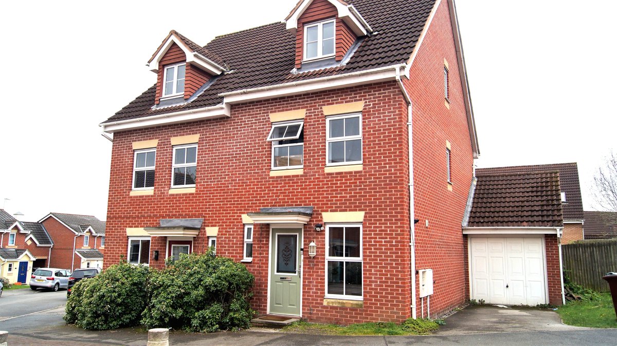 This modern and spacious three storey, three double bedroom house is available now!

Located in a popular residential area, this property offers excellent links too and around Nottingham as well as close proximity to all local amenities.

To book a viewing call now!