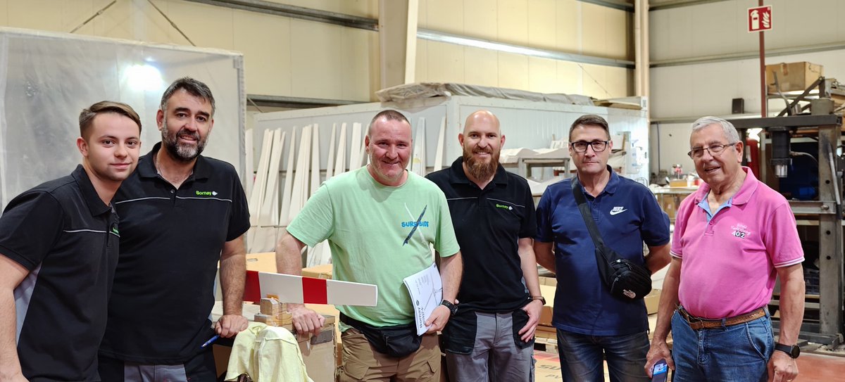 Semana intensa de preparación para el área de instalaciones de la XXXIX Campaña Antártica del ET 🇪🇸❄️. Nuestros especialistas han actualizado conocimientos con las empresas Rational y Bornay para el mantenimiento de hornos y aerogeneradores respectivamente.
¡Continuamos!