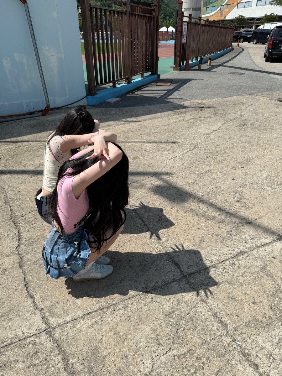 lynnkawae's tweet photo. would you love to give some pats for these stray catto? it’s our first day as a cat! 🐈🍓 https://t.co/DBZPkbKTel