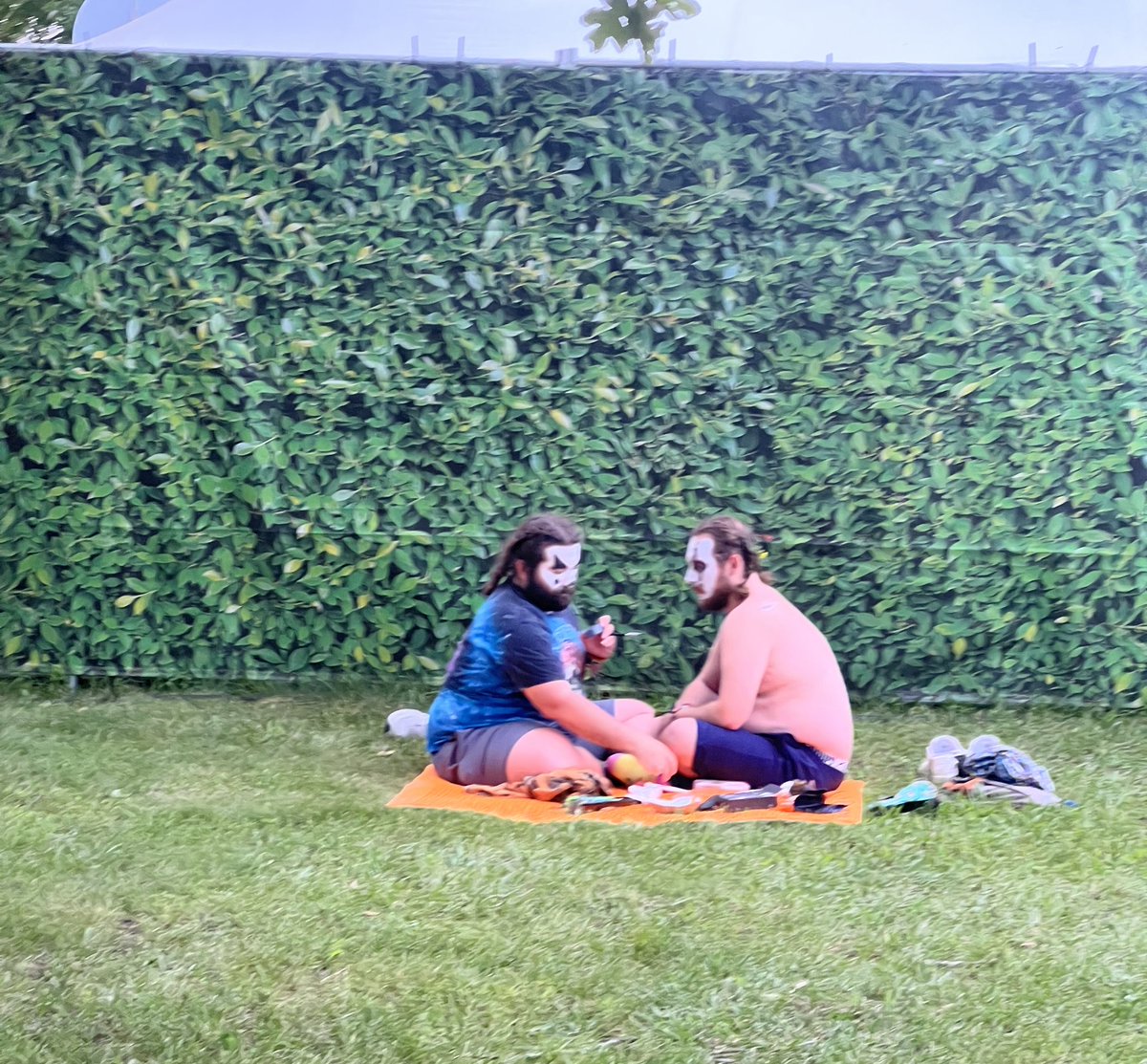 i normally don’t share pictures of strangers but these 2 juggalos painting their face at Bonnaroo is so sweet to me i cannot stop thinking ab it rn lol 😭😭😭🖤