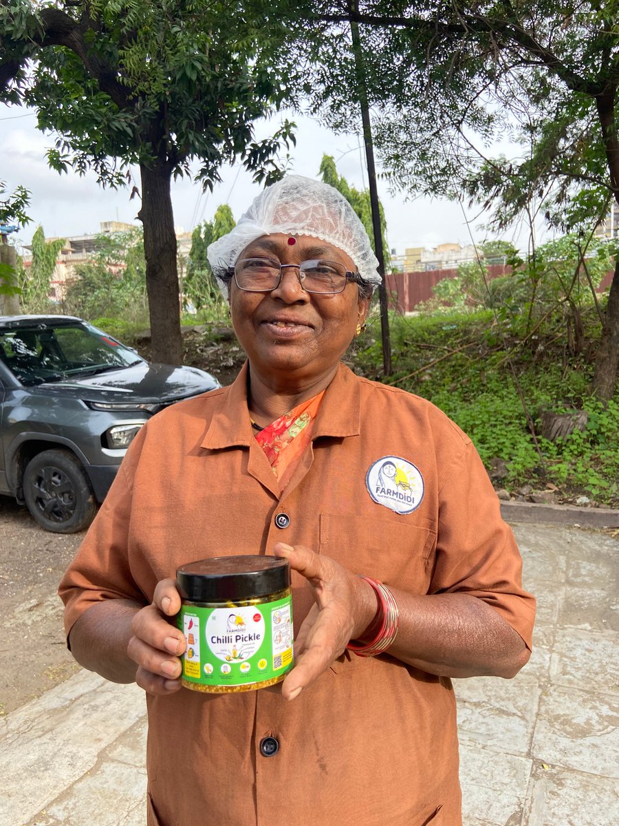 Meet Shanti Mandlekar, 65.
After losing her husband, she moved to Pune &amp; worked as a parking lot cleaner.
Today, she runs our warehouse at FarmDidi—with pride, purpose &amp; joy. She says to young girls - 
"Shika. Samjun ghya. Jawabdar bana."
Learn. Understand. Take responsibility.