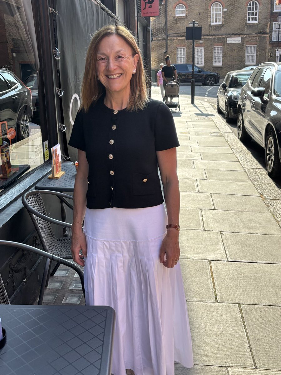 I’m so pleased ⁦⁦<a href="/marksandspencer/">M&S</a>⁩ online is back. Lots of fash is sold out - good sign.Meanwhile I’m channelling Jordan Baker from The Great Gatsby in a Jaeger skirt , with a Sézane Betty style cardigan at a third of the price from last year. ⁦<a href="/MachinStuart1/">Stuart Machin</a>⁩