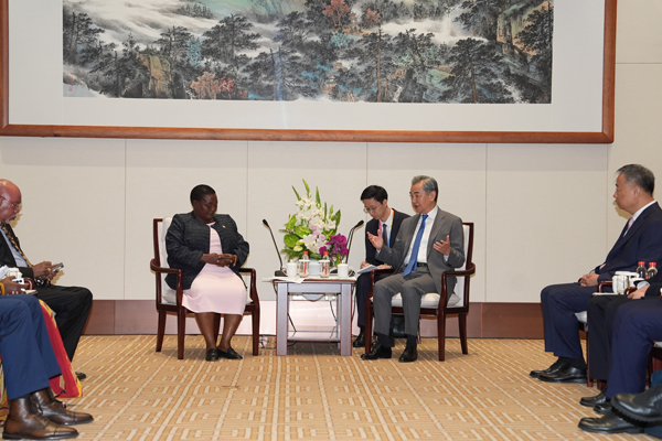 ChineseEmb_Uga's tweet image. Chinese FM Wang Yi met Ugandan PM Robinah Nabbanja yesterday in Changsha during the 4th China-Africa Economic and Trade Expo.
Wang Yi said that Uganda is an important country in Africa and a representative of emerging economies, highlighting a 90% surge in Uganda's exports to…