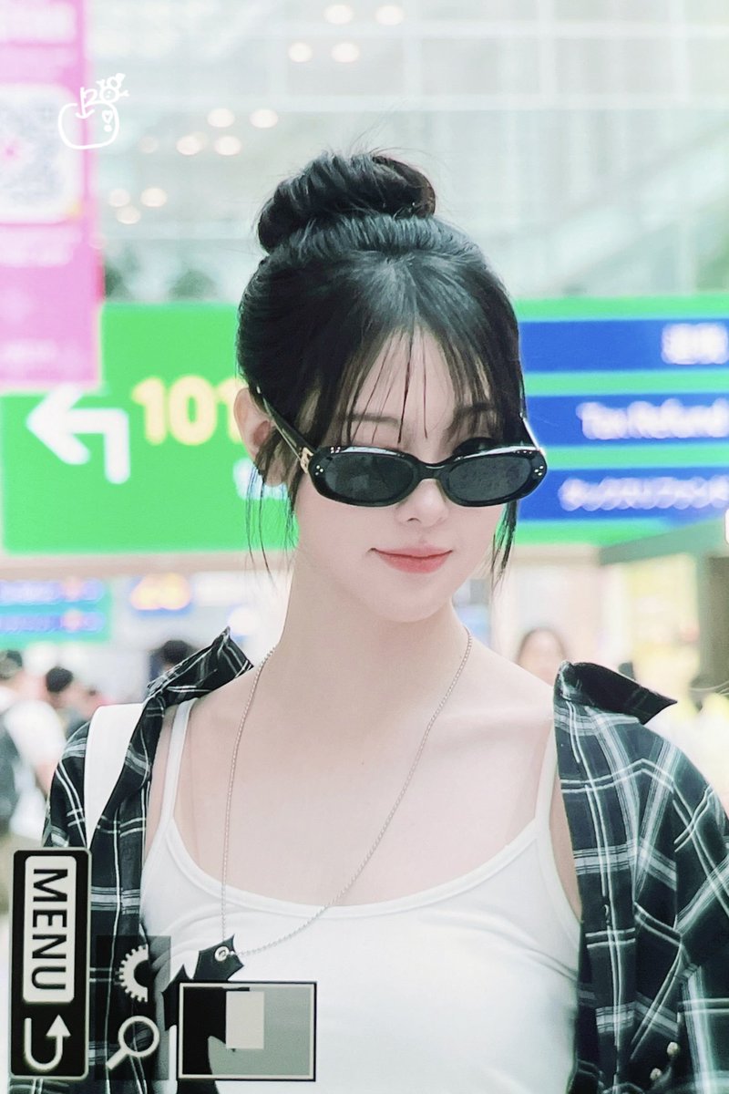 lynnkawae's tweet photo. feeling egg-stra chic today! 🖤 https://t.co/ZGhitu3NL2
