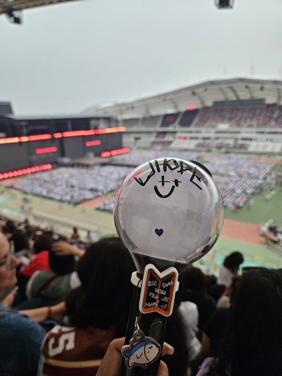 SuperTuna412's tweet photo. They dont know I'm SuperTuna 🤭💜

#HOPE_ON_THE_STAGE_TOUR 
#BTS12thAnniversary 
#BTSFESTA2025
#HAPPYFESTA https://t.co/p7piHfaSJJ