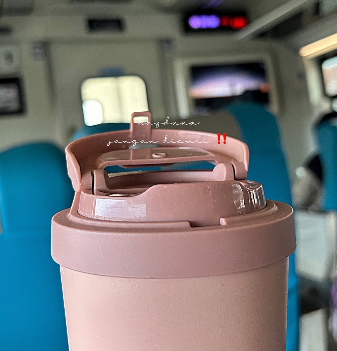 panggilnayyyy's tweet photo. GUE RELA BANGET! :

- rela boncos beli vitamin D3 1000IU biar haid lancar
- beli eyelash magnetic supaya satset cantik
- beli tumbler LocknLock awet tahan es batu 8-10 jam
- beli treadmill sejutaan supaya olahraga gak keluar rumah https://t.co/pRGOddk3Tt