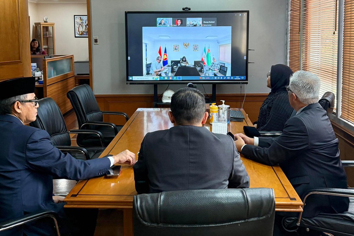 Menteri Luar Negeri Republik Indonesia (@menlu_ri) on Twitter photo Saya melakukan koordinasi langsung dengan KBRI Tehran <a href="/indonesiatehran/">Embassy of the Republic of Indonesia in Tehran</a> (13/6) untuk memperoleh gambaran situasi terkini di Iran, termasuk kondisi WNI di Iran. Saya melakukan koordinasi langsung dengan KBRI Tehran <a href="/indonesiatehran/">Embassy of the Republic of Indonesia in Tehran</a> (13/6) untuk memperoleh gambaran situasi terkini di Iran, termasuk kondisi WNI di Iran.
