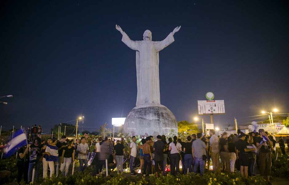 EdwingRoman14's tweet image. “Atribulados en todo, más no aplastados”. (2 Corintios 4,8. de la 1º lectura Misa de hoy)
Sabemos de luchas, represión, llantos, y heridas; pero también de esfuerzos y de esperanzas. 
Nadie ni nada nos aplasta, no estamos vencidos, ni rendidos, porque de rodillas sólo ante Dios.
