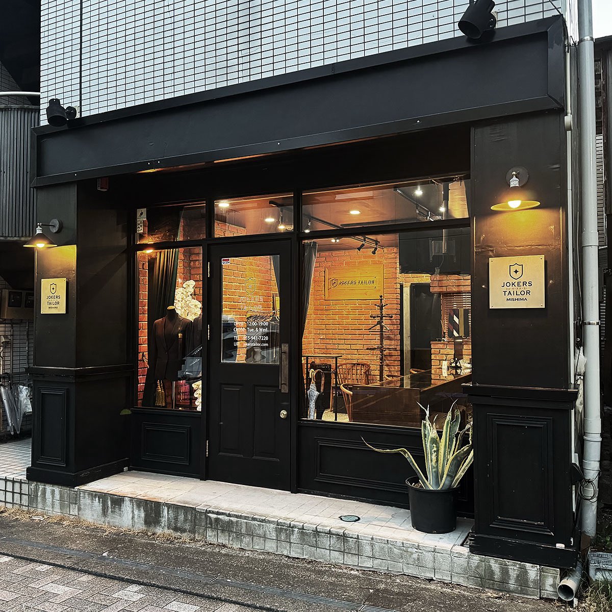 現在4店舗で営業している
ジョーカーズテーラーを紹介
ジョーカーズテーラー三島店
〒411-0855
静岡県三島市本町9-23
定休日：火曜日/水曜日
営業時間：12時～19時
※ご来店の際は必ずご予約くださいませ。
※駐車場は近隣の有料駐車場をご利用ください。
TEL：055-941-7220 (予約制)