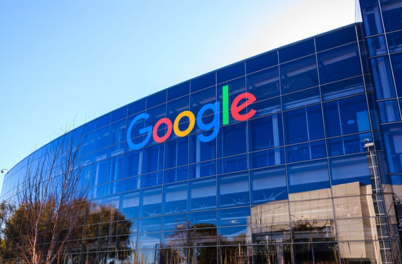 ITNewsAfrica's tweet photo. @GoogleDeepMind  &amp; @GoogleResearch unveil a new AI model to improve tropical cyclone forecasting in partnership with the U.S. National Hurricane Center. @googlenews 

#AI #ClimateTech #GoogleAI #HurricaneSeason #WeatherForecasting #WeatherLab 

More: https://t.co/onSUTth5Lz https://t.co/1EcDHIhABt