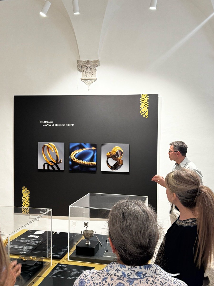 Rocca_Roveresca (@roccasenigallia) on Twitter photo ร stata inaugurata ieri, giovedรฌ 12 giugno 2025, la mostra ๐๐ ๐๐ค๐ง๐ข๐ ๐๐๐ก๐กโ๐ค๐ง๐ค โ ๐๐ฉ๐ค๐ง๐๐ ๐๐ ๐๐๐ค๐๐๐ก๐ก๐ ๐๐๐ก๐กโ๐๐ฉ๐๐ก๐๐ ๐๐ฃ๐ฉ๐๐๐, a cura di ๐๐๐จ๐จ๐๐ข๐ค ๐๐จ๐๐ฃ๐ฃ๐ e ๐๐ช๐๐ฃ๐ ๐๐ค๐ฃ๐๐ค๐ก๐ค.
#laformadelloro #sistemamusealenazionale ร stata inaugurata ieri, giovedรฌ 12 giugno 2025, la mostra ๐๐ ๐๐ค๐ง๐ข๐ ๐๐๐ก๐กโ๐ค๐ง๐ค โ ๐๐ฉ๐ค๐ง๐๐ ๐๐ ๐๐๐ค๐๐๐ก๐ก๐ ๐๐๐ก๐กโ๐๐ฉ๐๐ก๐๐ ๐๐ฃ๐ฉ๐๐๐, a cura di ๐๐๐จ๐จ๐๐ข๐ค ๐๐จ๐๐ฃ๐ฃ๐ e ๐๐ช๐๐ฃ๐ ๐๐ค๐ฃ๐๐ค๐ก๐ค.
#laformadelloro #sistemamusealenazionale