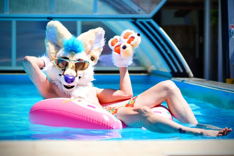 Heatwave?No problem!😎😎😎
#FursuitFriday
