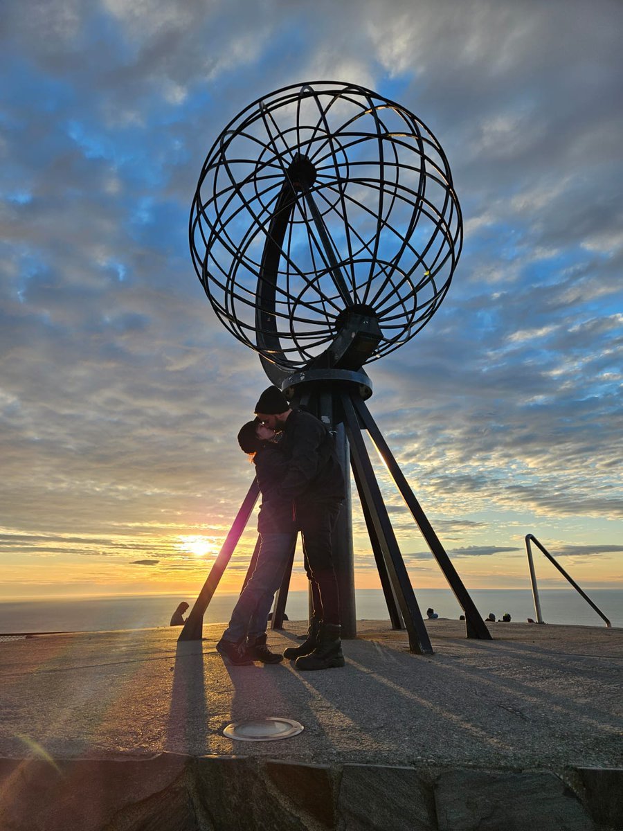 FranLopezIV's tweet photo. Hemos conquistado el fin del mundo, juntos. ❤️ @Mari97Oluc 
#¿MasAlNorteQueNosotros?Nadie #Nordkapp #SolDeMediaNoche https://t.co/vVdB0uJbJc