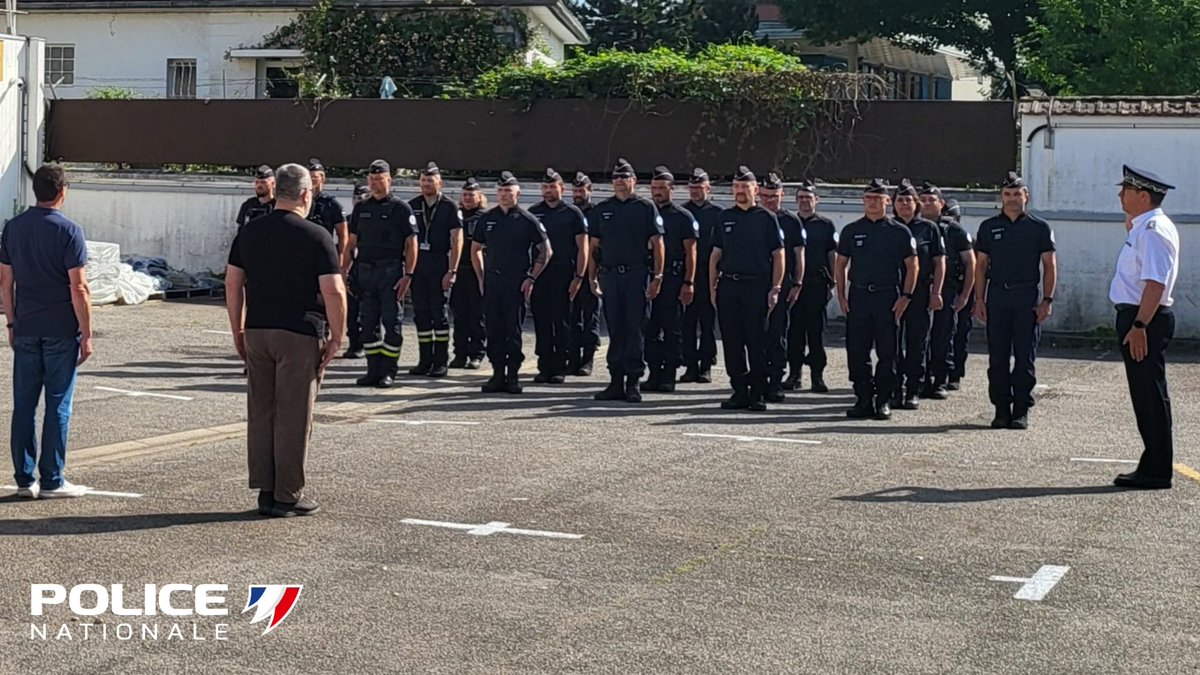 PoliceNat27's tweet photo. #Hommage | Ce 13 juin 2025 à 10h30, la #PoliceNationale de l'#Eure a observé une minute de silence en hommage à l'adjudant-chef, Stéphane PLUNIAN, décédé le 06 juin dernier dans l'exercice de ses fonctions à #Rouvray.
Une #MinutedeSilence est observée en sa mémoire. https://t.co/T0KkEW6PVi