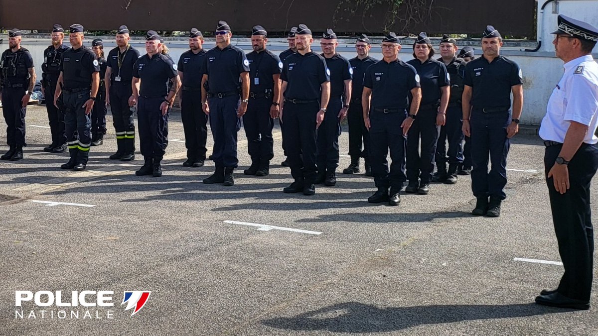 PoliceNat27's tweet photo. #Hommage | Ce 13 juin 2025 à 10h30, la #PoliceNationale de l'#Eure a observé une minute de silence en hommage à l'adjudant-chef, Stéphane PLUNIAN, décédé le 06 juin dernier dans l'exercice de ses fonctions à #Rouvray.
Une #MinutedeSilence est observée en sa mémoire. https://t.co/T0KkEW6PVi