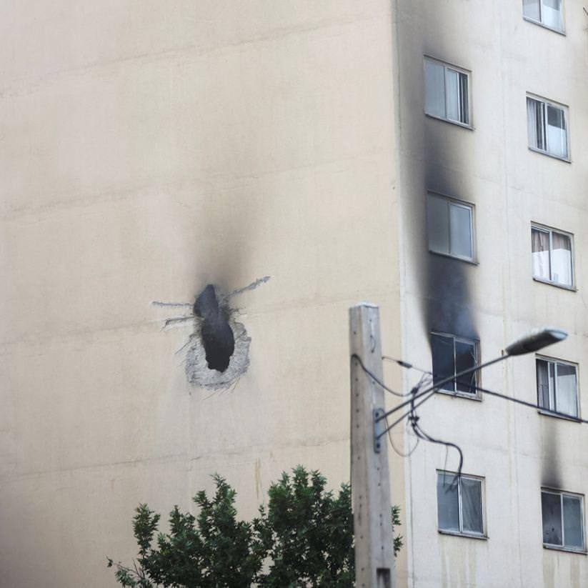 Eren.. (@uzaktan8138) on Twitter photo Sırf başörtüsünü gerektiği gibi bağlamadı diye 22 yaşında genç bir kızı döverek öldüren ahlak polislerinize söyleyin namusunuzu kurtarsınlar.
Yatak odanıza girmişler!
<a href="/IRIran_Military/">Iran Military Monitor</a> Sırf başörtüsünü gerektiği gibi bağlamadı diye 22 yaşında genç bir kızı döverek öldüren ahlak polislerinize söyleyin namusunuzu kurtarsınlar.
Yatak odanıza girmişler!
<a href="/IRIran_Military/">Iran Military Monitor</a>
