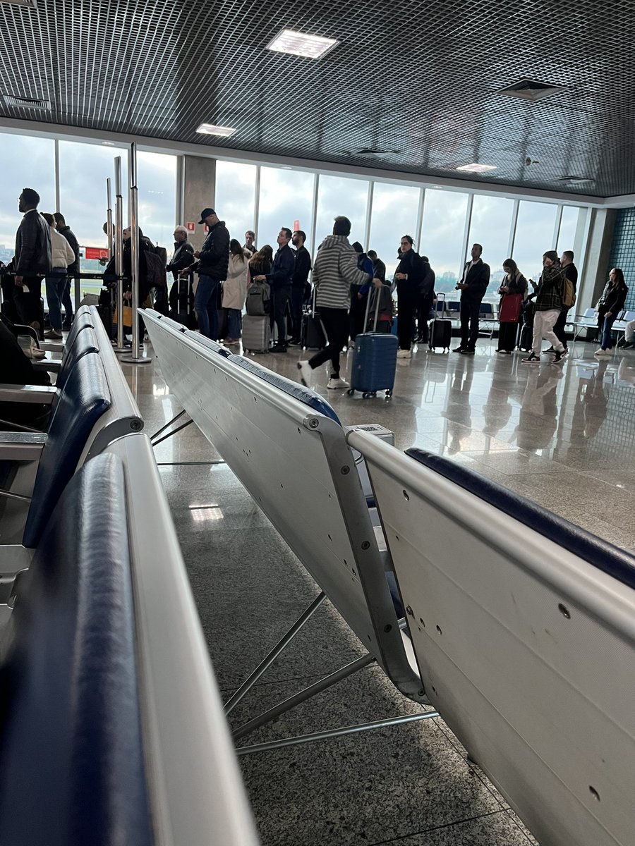 flaviogarag's tweet photo. Espero que um dia os aviões passem a ter assentos numerados para as pessoas não precisarem ficar meia hora em pé esperando pra embarcar 🙏🏼 https://t.co/M0U4H1FzIA