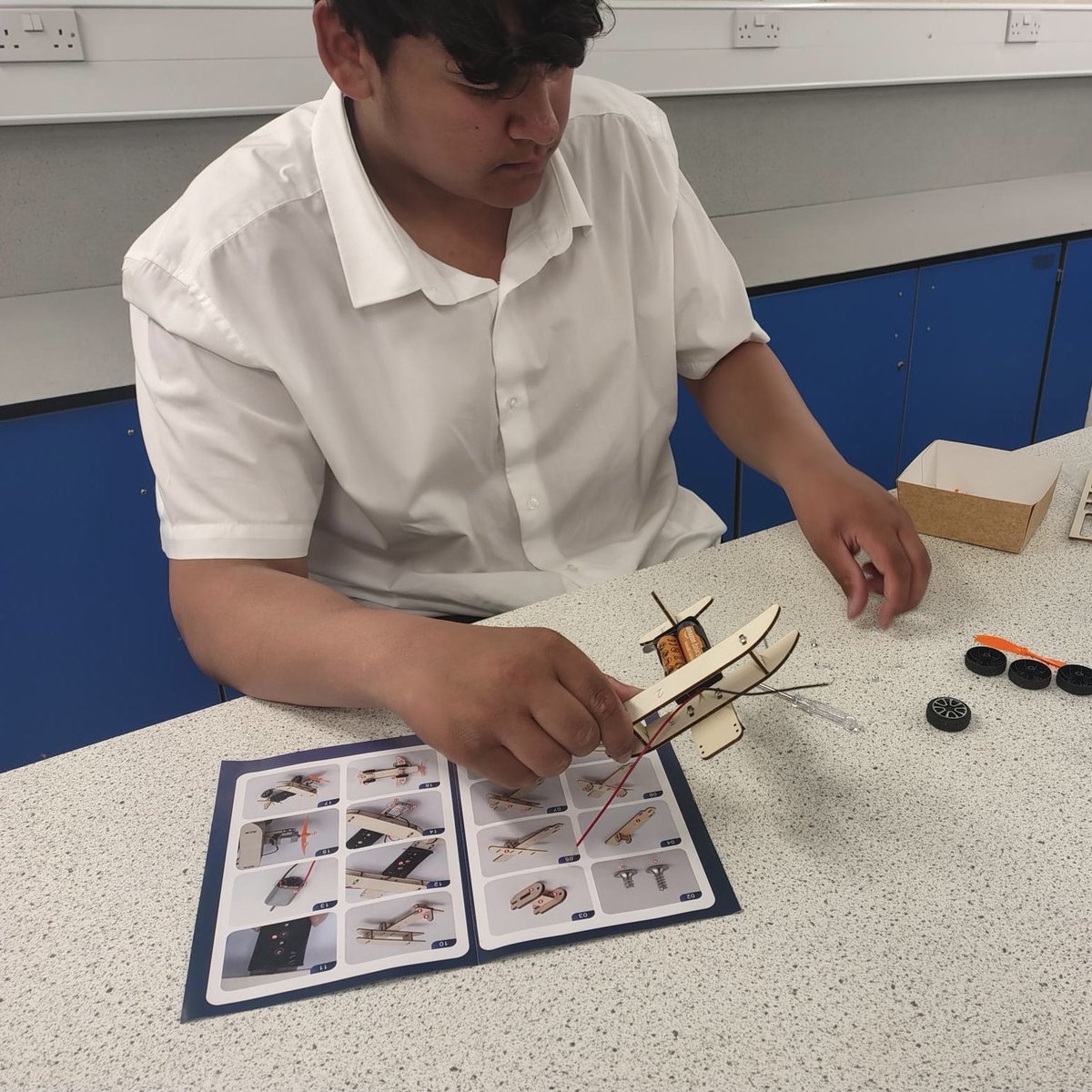 ap_whitley's tweet image. Year 10 working well in Science this morning, making motorised machines. ⁦@ImpactMAT⁩