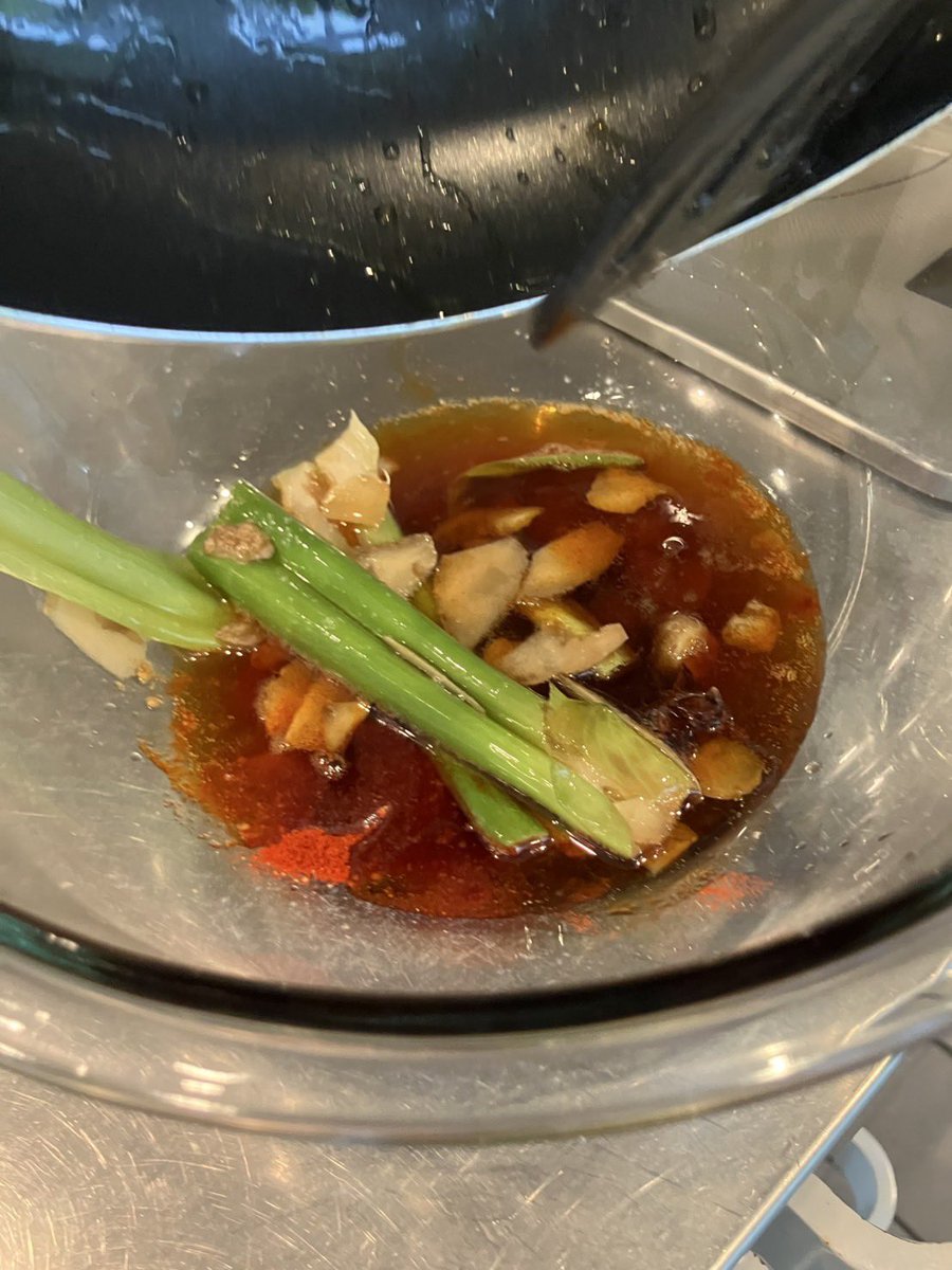 sanctuarybook's tweet photo. 営業部チーム
餃子の皮から餃子をつくりました！！！
ラー油も手作り！！
クラフトジンは、左から八角、オレンジ&amp;甘夏の皮、グローブ、ローズマリー

ぜひ清き一票を！！！！ https://t.co/F1Qew5qbCt