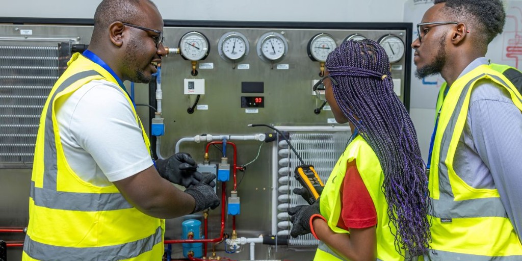 College of Engineering & Physical Sciences (@eps_unibham) on Twitter photo A major programme, led by <a href="/unibirmingham/">Uni of Birmingham</a> and <a href="/U4Efficiency/">United for Efficiency</a>, is extending its work in Africa over the next 12 months to speed the transition to clean cold - reducing food loss and improve vaccine and health supply chains:
birmingham.ac.uk/news/2025/univ… A major programme, led by <a href="/unibirmingham/">Uni of Birmingham</a> and <a href="/U4Efficiency/">United for Efficiency</a>, is extending its work in Africa over the next 12 months to speed the transition to clean cold - reducing food loss and improve vaccine and health supply chains:
birmingham.ac.uk/news/2025/univ…