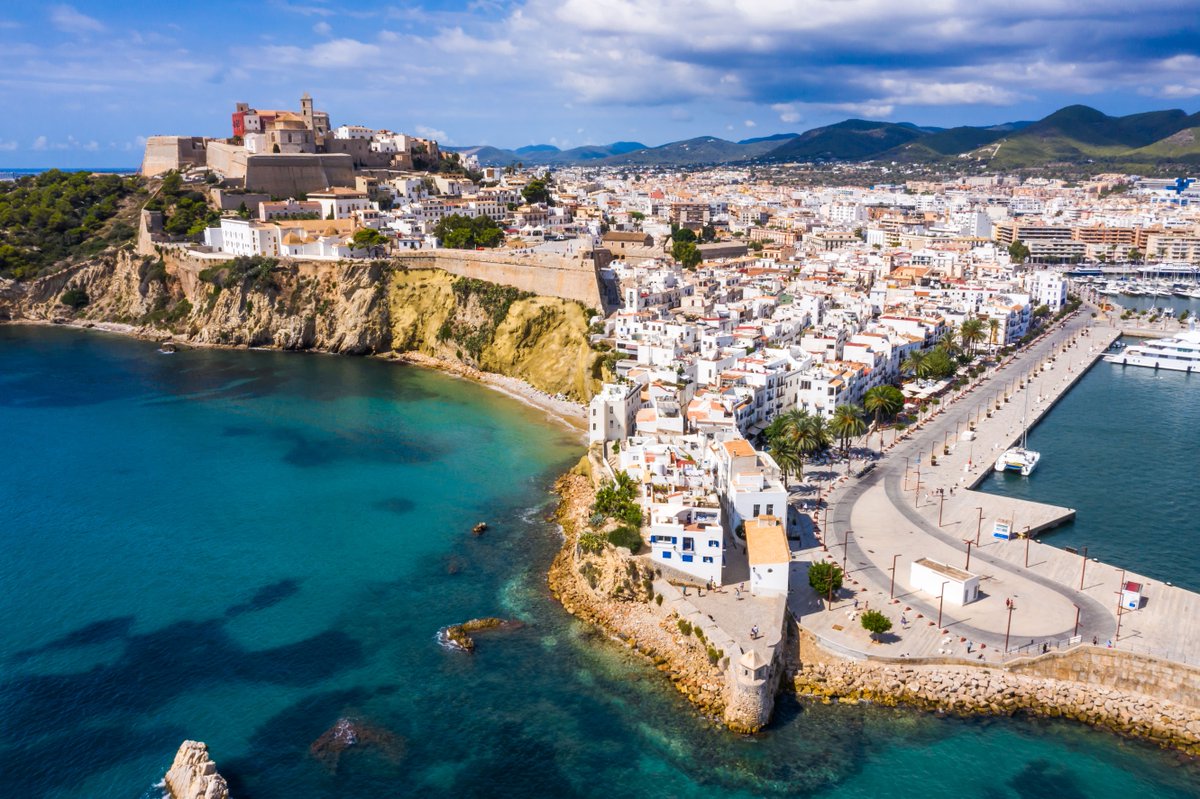 📍 Dalt Vila (#Ibiza)
Declarada Patrimonio de la Humanidad por la UNESCO en 1999, esta joya de la historia nos transporta a un pasado lleno de cultura, arte y arquitectura militar. 

ℹ️ La catedral, el antiguo convento, el portal de ses Taules... cada rincón de Dalt Vila tiene