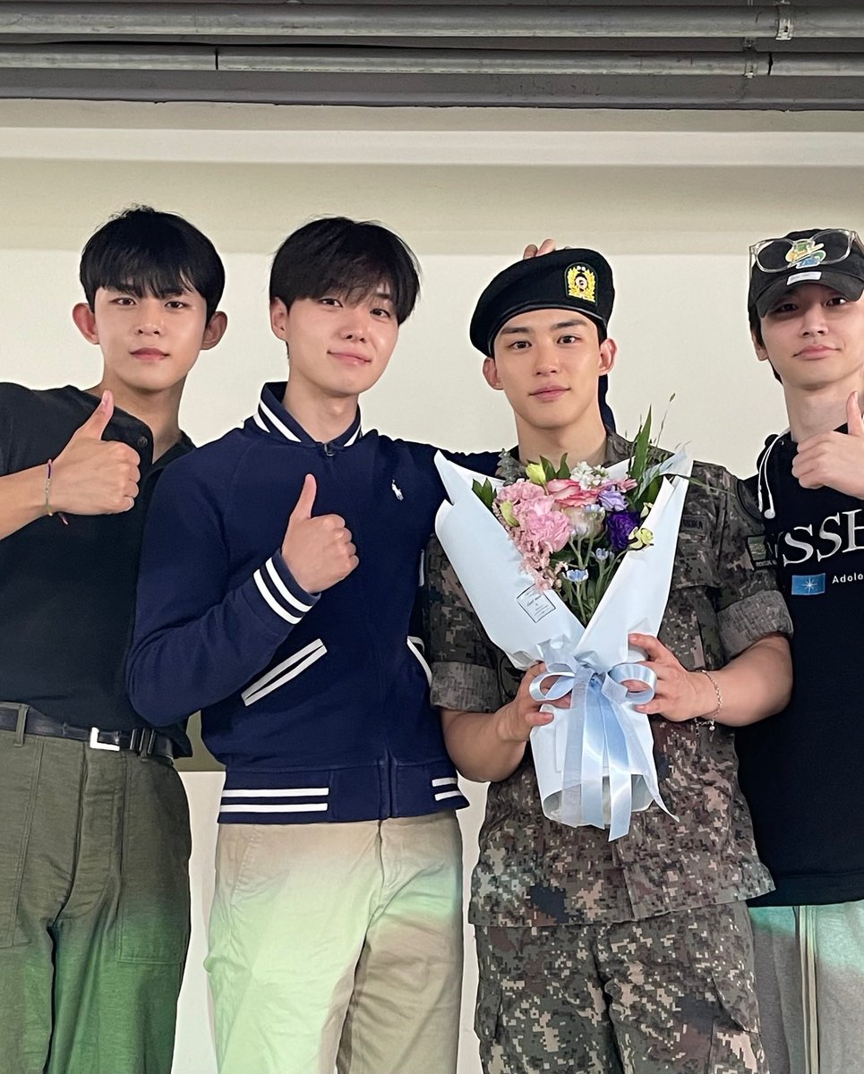 ohmekims's tweet photo. To see them again in one frame in 2025??? My gether life is back 🤍 https://t.co/UD2GmZmTX0