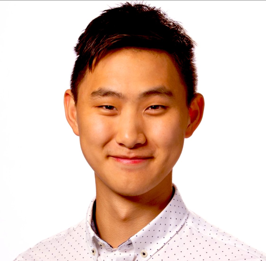 لما تفكر في #الذكاء_الاصطناعي، من يجي في بالك؟
إيلون ماسك؟ سام ألتمان؟
❌ فكّر من جديد…

الاسم اللي “يمر كل شيء من خلاله”:
#ألكسندر_وانغ

عمره 28 يقود شركة Scale AI التي تعد المزود الخفي لبيانات الذكاء الاصطناعي حول العالم.
هو العقل اللي يجهز الطعام لنماذج الذكاء!

#ذكاء_اصطناعي