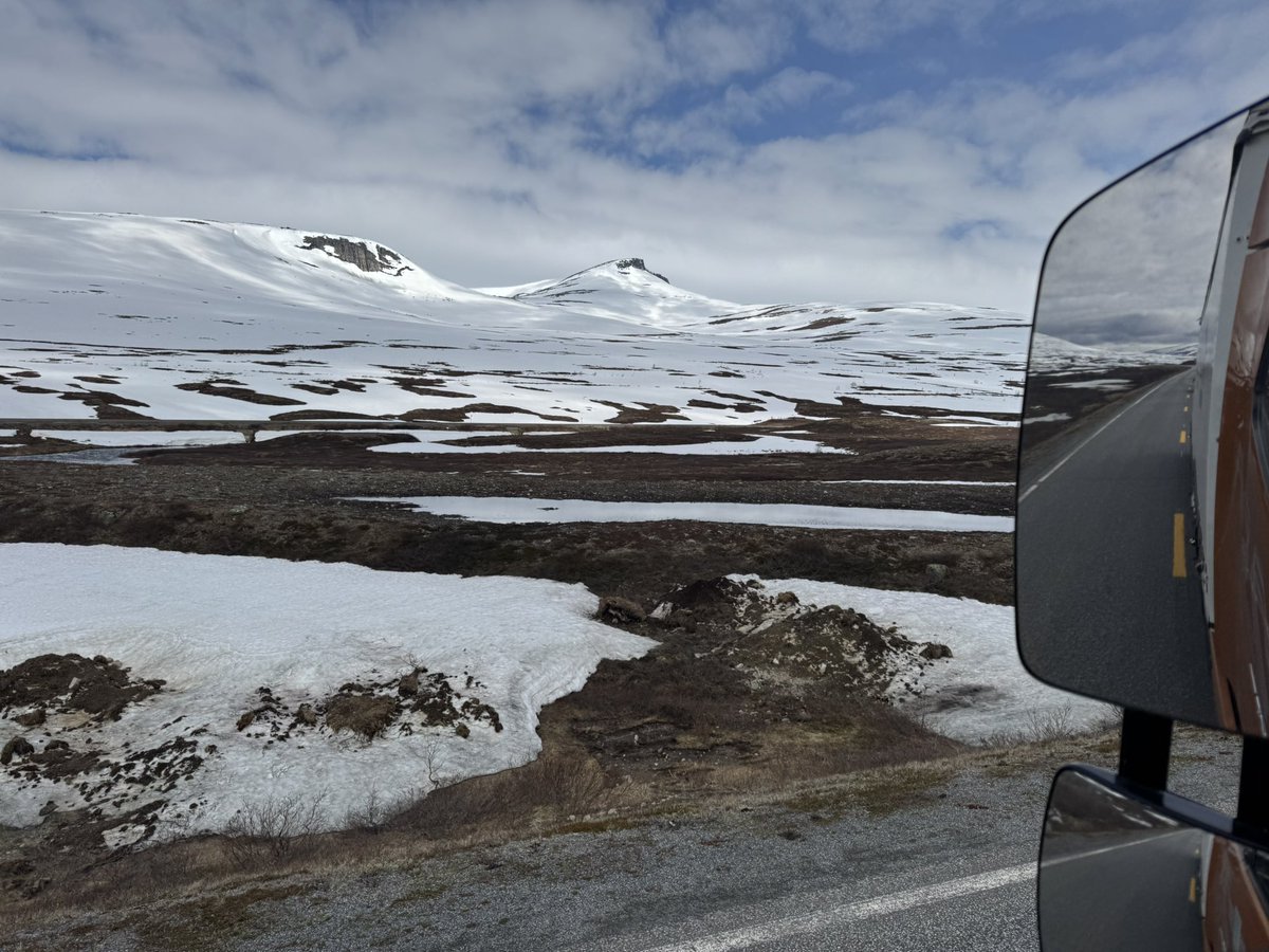 Botenwagen's tweet photo. Donkerder wordt het niet | Nog éven sociaal doen | Porten til Nord-Norge | Saltfjellet over #nordland #norge #noorwegen #norway #norwegen #daf #daftrucks #volvotrucksnl #fh25 https://t.co/oyiNHu2Mx8