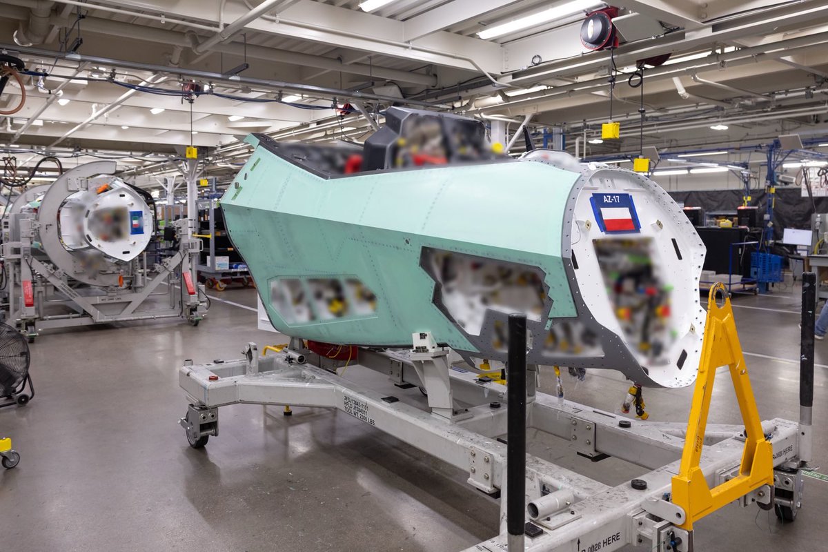 SztabGenWP's tweet image. Postępy w produkcji polskiego samolotu F-35 🇵🇱 ✈️

17. polski przedni kadłub, oznaczony jako AZ-17, jest już w trakcie realizacji w zakładzie Lockheed Martin. Po ukończeniu trafi do włoskiego zakładu F-35 Final Assembly and Check Out (FACO) w Cameri, gdzie przejdzie końcowy