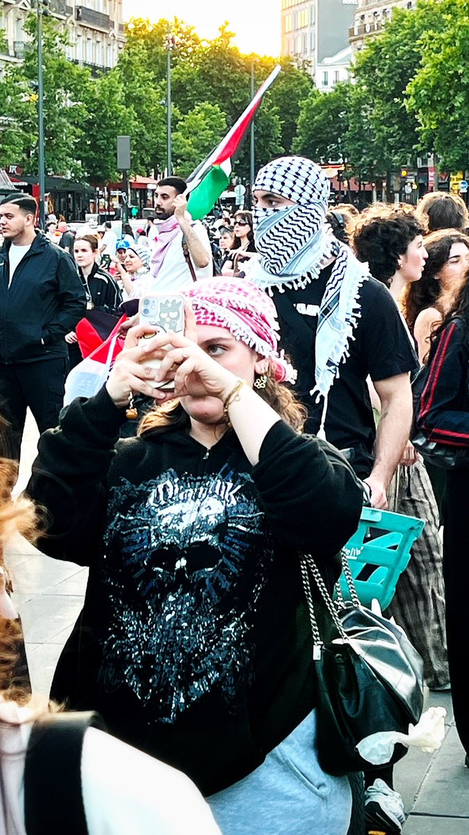 Un soir à République… 
#Republique #FreeGaza #Manifestation #PhotoDeRue #StreetPhotography #StreetPhoto