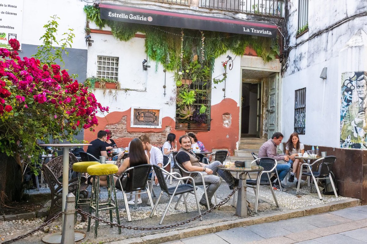 🌙✨ Aprovecha las noches fresquitas y disfruta de nuestra terracita con el mejor ambiente de la parte antigua 🪑🍷
¡Te esperamos en La Traviata!
 #callepizarrocaceres #cacerespatrimonio #cácerespatrimonio #extremadura_fotos #extremadurafotos #extremaduraturismo